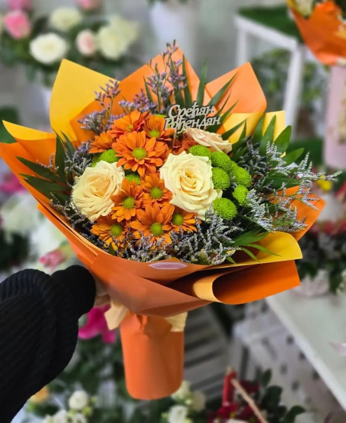 Elegantan cvetni aranžman sa ružama