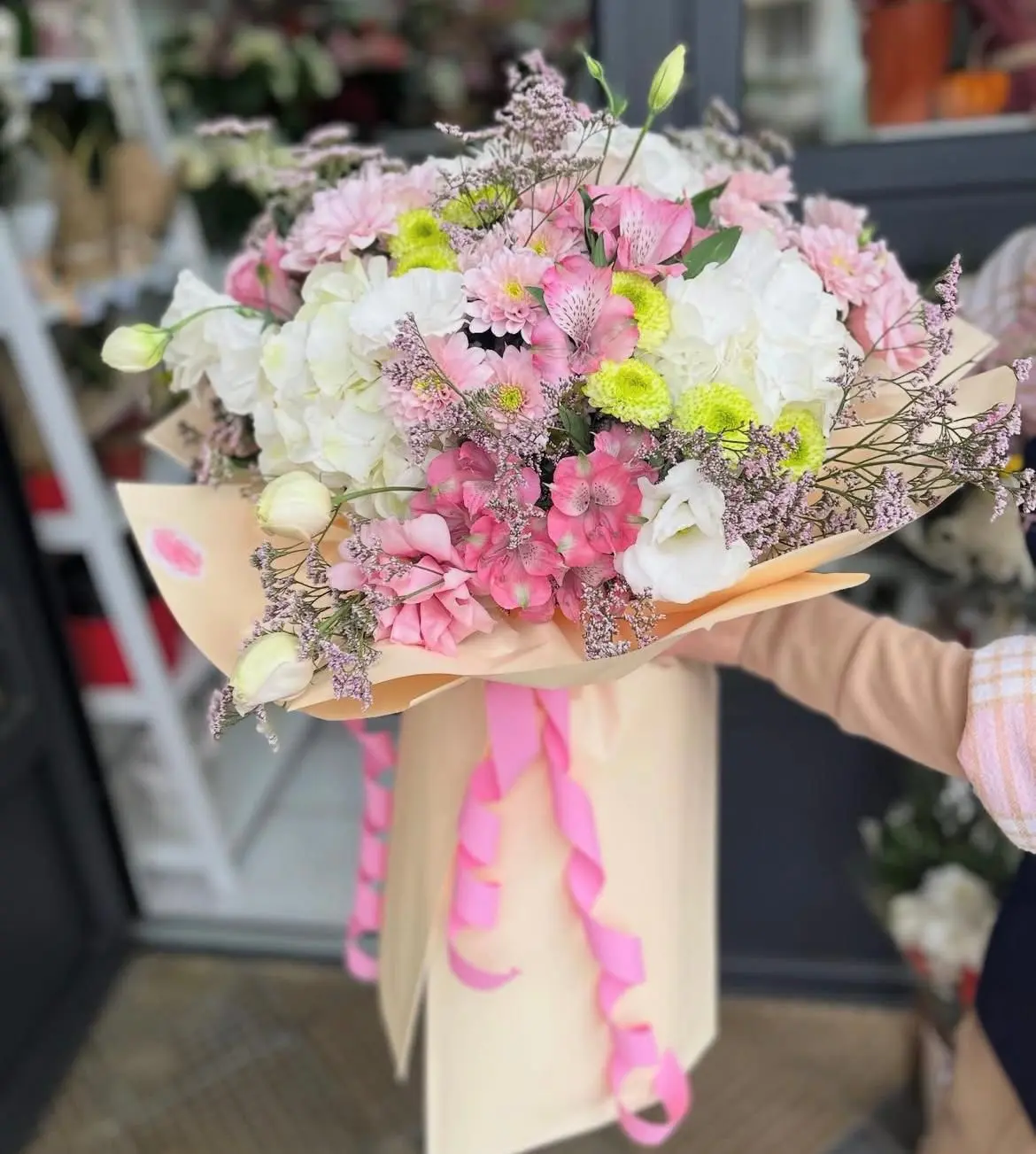 Cvetni aranžman sa tulipanima